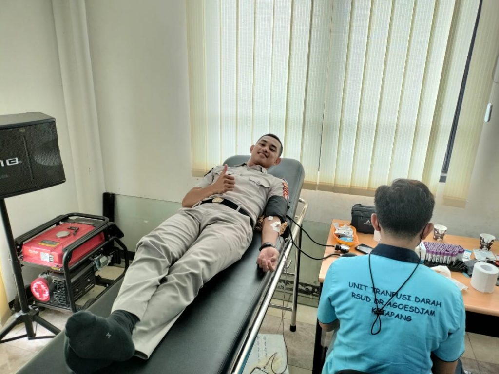 ASN Polres Kayong Utara melaksanakan donor darah  di HUT Kalbar Ke-66