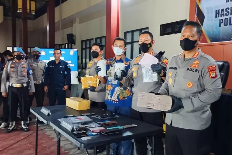 Irjen Teddy Minahasa mengungkap kebiasaan polisi yang sering menyisihkan barbuk (barang bukti) narkoba hasil tangkapan untuk diisap atau dikonsumsi sendiri / Dirresnarkoba Polda Metro Jaya Kombes Pol Mukti Juharsa (PMJ News)