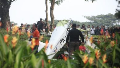 Pesawat latih jenis Tecnam P2006T jatuh di kawasan BSD, Serpong, Tangerang Selatan pada Minggu 19 Mei 2024. Sumber iNews.