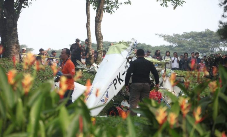 Pesawat latih jenis Tecnam P2006T jatuh di kawasan BSD, Serpong, Tangerang Selatan pada Minggu 19 Mei 2024. Sumber iNews.