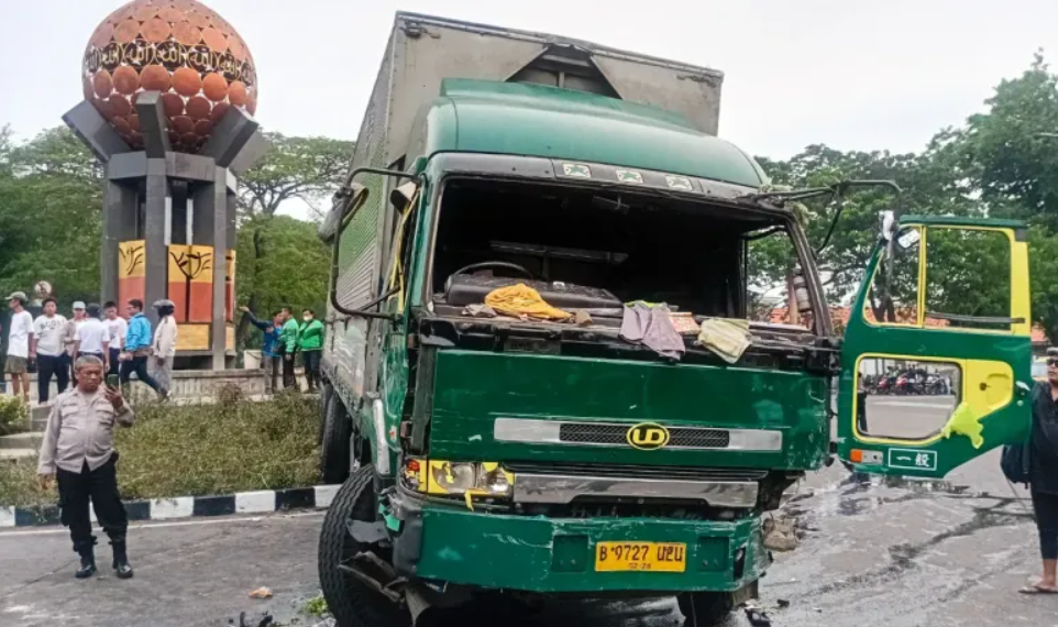 Kronologi Truk Kontainer Ugal-ugalan di Tangerang