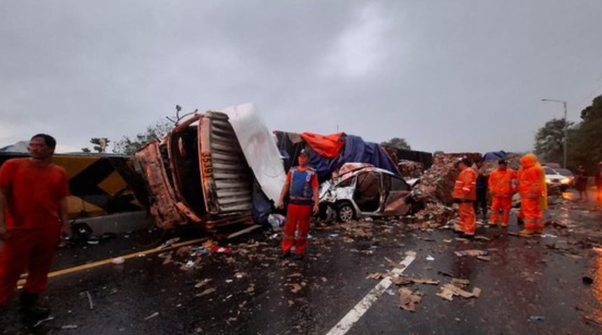 Truk Rem Blong Sebabkan Tabrakan Beruntun di Tol Cipularang