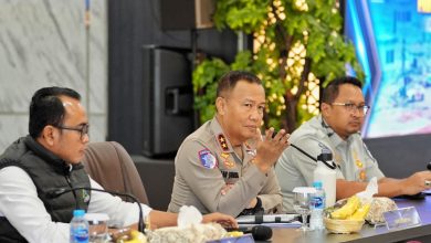 Korlantas Polri mengadakan Tactical Floor Game (TFG) sebagai upaya memastikan kesiapan Operasi Lilin 2024. Acara ini dipimpin langsung oleh Kakorlantas Polri, Irjen Pol Aan Suhanan, dan berlangsung di Aula Madellu Korlantas pada Sabtu (14/12/2024)