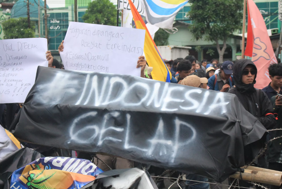 Mahasiswa Gelar Aksi 'Indonesia Gelap' di Berbagai Daerah