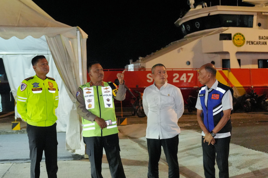 Kakorlantas Polri dan Menhub Tinjau Pelabuhan Merak Lebaran 2025