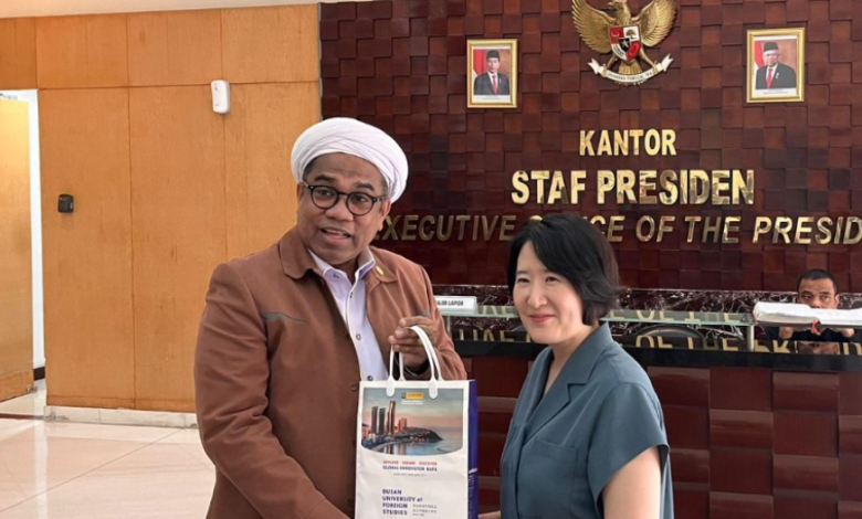Professor Ngabalin, bersama Vice Presiden BUFS Korea Selatan Prof. Kwon, Sun-Hee, Ph . D