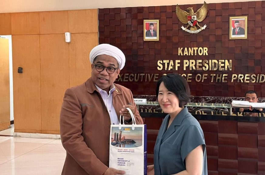 Professor Ngabalin, bersama Vice Presiden BUFS Korea Selatan Prof. Kwon, Sun-Hee, Ph . D