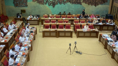 Tangis Pecah di Rapat DPR, Perdebatan Istilah “Massal” dalam Pemerkosaan 1998 Picu Emosi