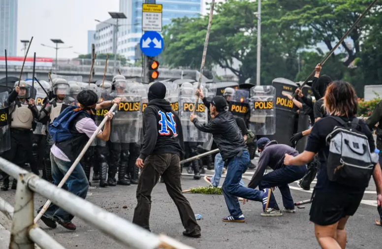 Aksi Unjuk Rasa di Depan DPR Berujung Ricuh, Massa Soroti Gaji Anggota Dewan