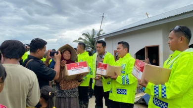 Korlantas Polri Salurkan Bantuan dan Bersihkan Fasilitas Umum di Aceh Tamiang Pascabanjir