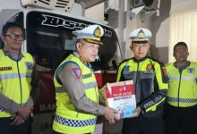 Tim Korlantas Polri Salurkan Bantuan Mobil Patroli dan Sembako di Padang Panjang dan Solok