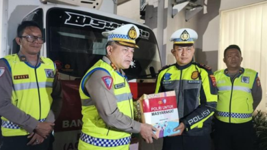 Tim Korlantas Polri Salurkan Bantuan Mobil Patroli dan Sembako di Padang Panjang dan Solok