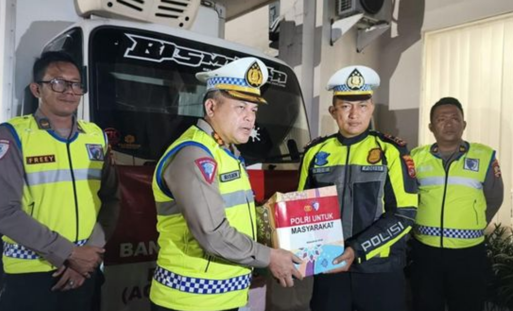 Tim Korlantas Polri Salurkan Bantuan Mobil Patroli dan Sembako di Padang Panjang dan Solok